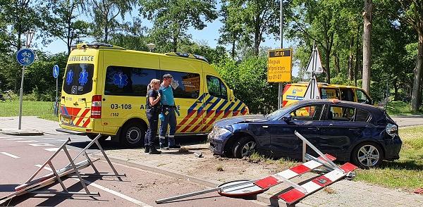 Bestuurder vliegt uit de bocht en ramt hekwerk (video)