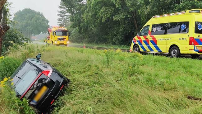 Auto belandt tijdens noodweer in de sloot (Video)