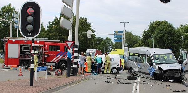 Traumahelikopter ingezet bij ernstig ongeval tussen busje en taxi