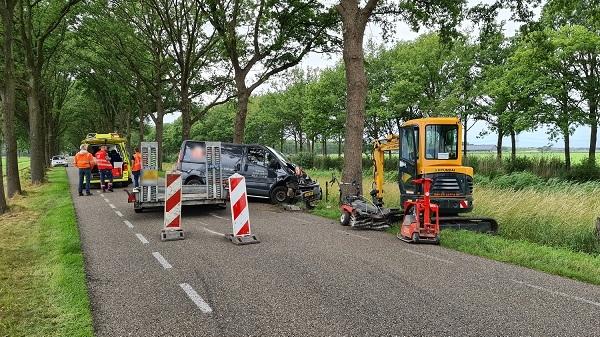 Busje met graafmachine botst frontaal op boom (Video)