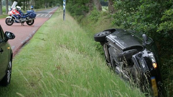 Auto schiet van de weg en komt in sloot terecht