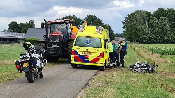 Motorrijder gewond na botsing met landbouwvoertuig (video)