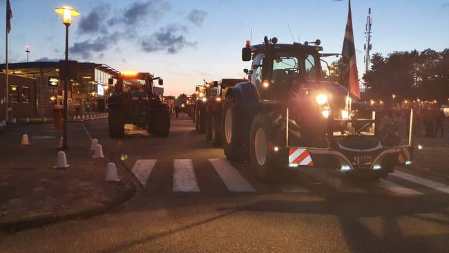 Boeren door hekken vliegveld Eelde gekomen en rijden op landingsbaan (Video)