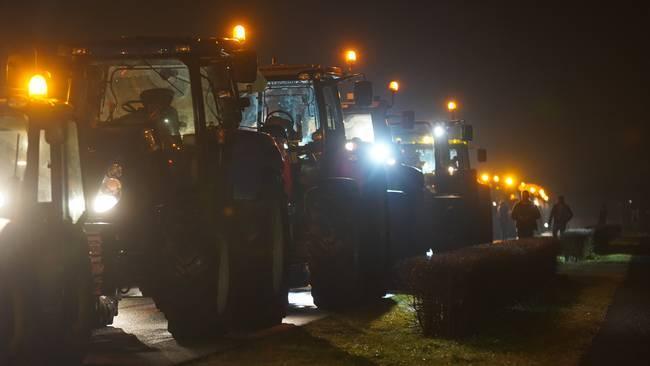 Protesterende boeren rijden langzaam op A28 via Hoogeveen richting Assen