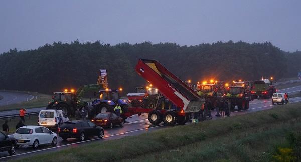 Politie schrijft bekeuringen uit aan protesterende boeren op A28 (video)