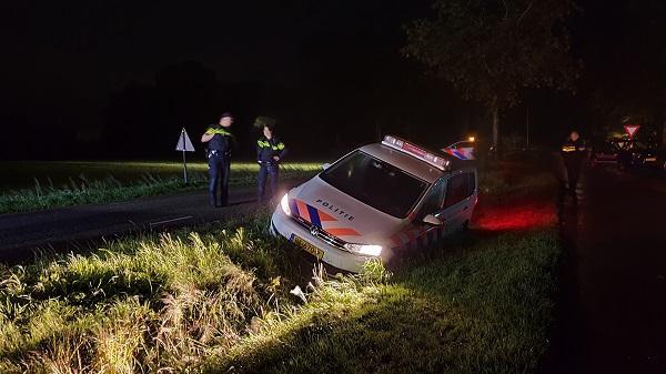 Politieauto de sloot in tussen Pesse en Spier