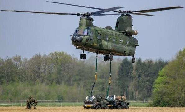 Defensie vliegt drie dagen met Chinook en Cougar helikopters boven Drenthe