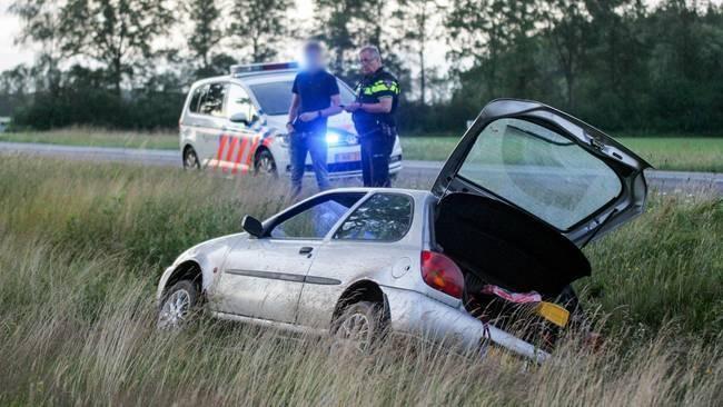 Auto belandt in greppel langs N34 (Video)