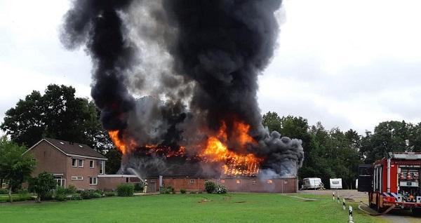 Grote brand legt schuur in de as (video)