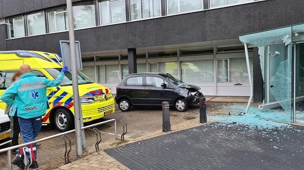 Auto rijdt pui van vrije baptisten gemeente aan diggelen (video)