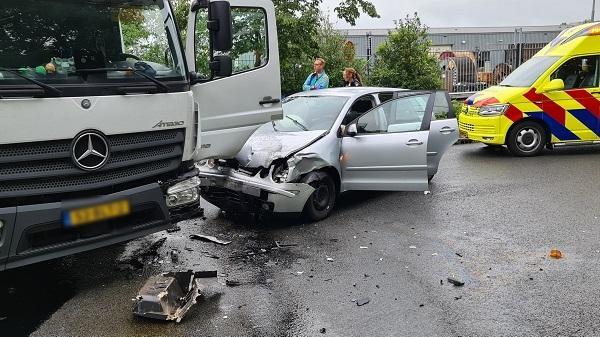 Gewonde bij frontale aanrijding tussen auto en busje (video)