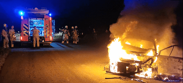 Bestuurder spoorloos nadat auto in brand vliegt (video)