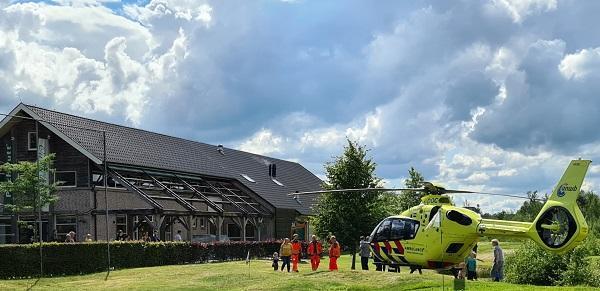 Traumahelikopter landt op golfbaan voor ondersteuning ambulance