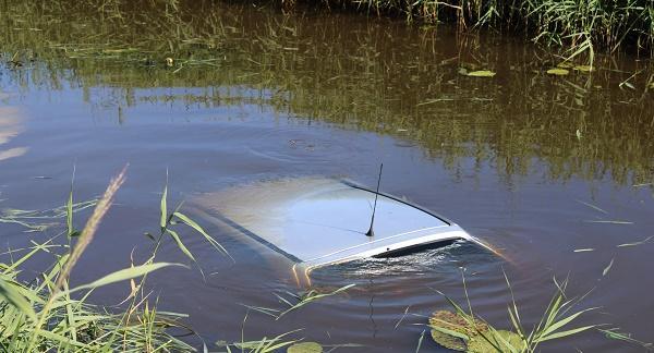 Bestuurder gewond na te water raken met auto (video)