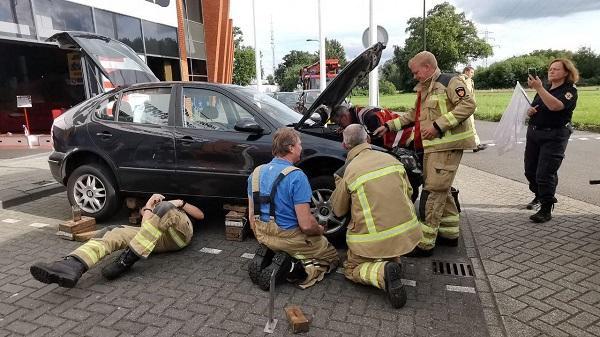 Brandweer demonteert auto voor kitten die vast zit (video)