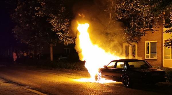 Politie zoekt getuigen van verdachte autobrand in Hoogeveen (Video)
