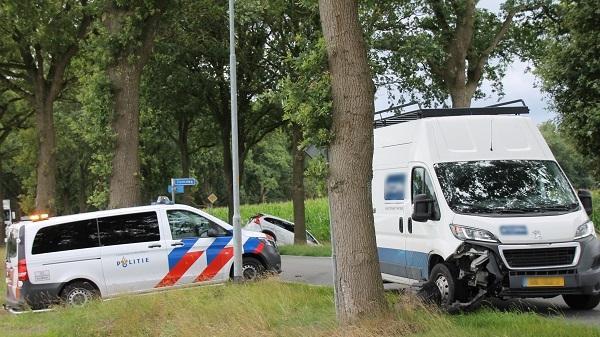 Gewonde na ongeval tussen busje en auto op kruising (video)