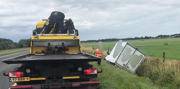 Vertraging op A28 door bakwagen die in de sloot is gekomen