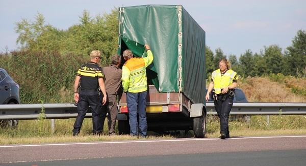 Aanhanger schiet los van busje en komt tot stilstand in middenberm A37