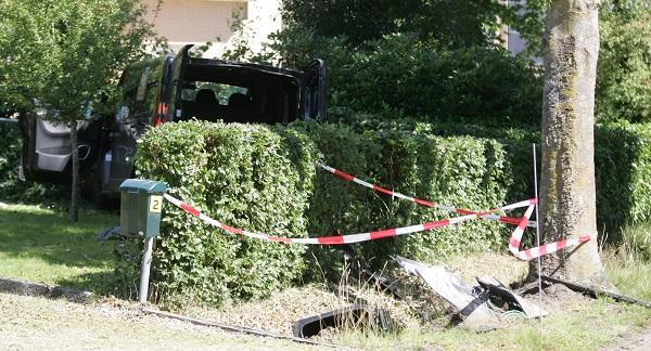 Busje knalt tegen boom en rijdt daarna tuin binnen