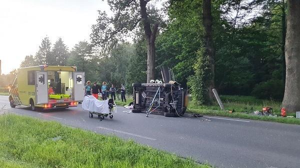 Brandweer knipt bestuurder uit auto na eenzijdig ongeval (video)