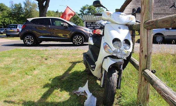 Scooterrijder gaat onderuit na botsing met auto