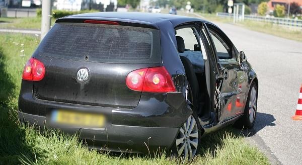 Deur uit auto getrokken door trekker bij ongeval in Smilde