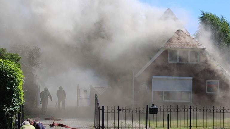 Veel rook bij uitslaande woningbrand (video)