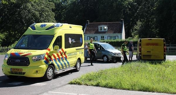 Veel schade na ongeval tussen auto en pakketbezorger