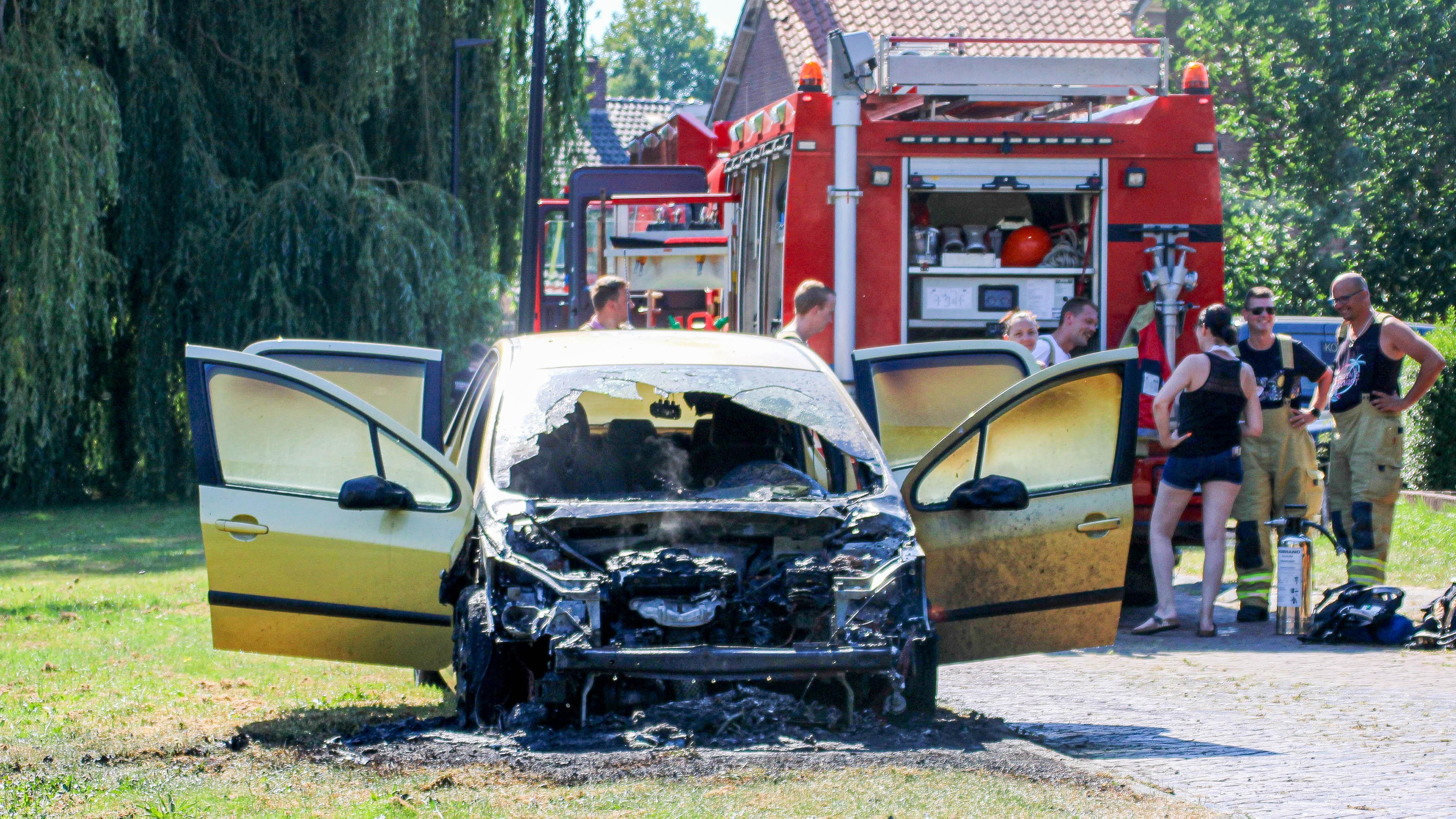 Auto in Coevorden in brand gestoken (Video)