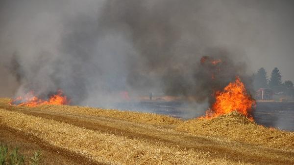 Groot akker in brand tijdens werkzaamheden