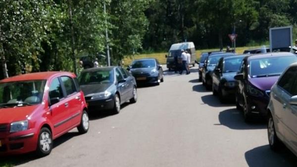 Handhaving schrijft bekeuringen uit voor foutparkeren rondom zwemplassen