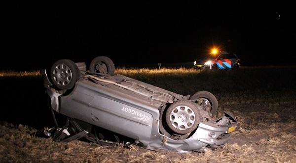 Auto slaat over de kop bij ongeval op N381