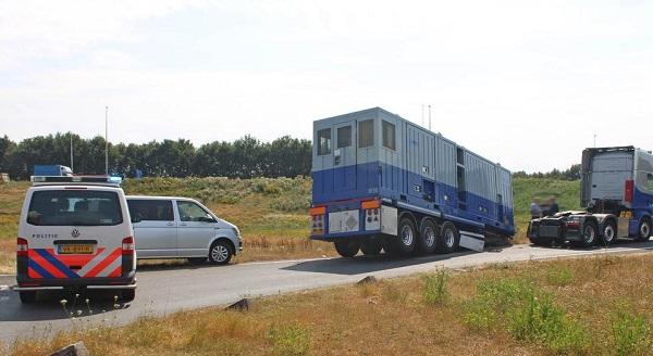 Vrachtwagen verliest trailer bij opdraaien van snelweg (video)