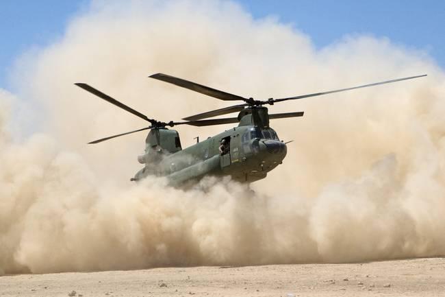 Militaire helikopters trainen zandlandingen tijdens oefening HOT in Drenthe