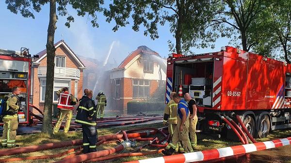 Woningbrand Drouwenermond onder controle; zeker 10 honden gered