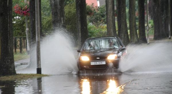 Zware onweersbuien trokken over Drenthe; ook vandaag plaatselijk veel regen