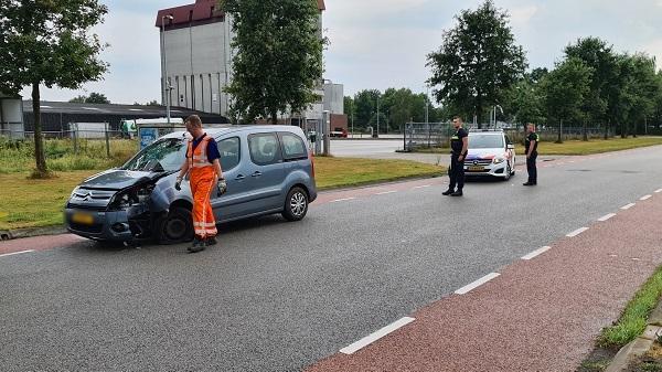 Auto vliegt uit de bocht en rijdt lantaarnpaal plat