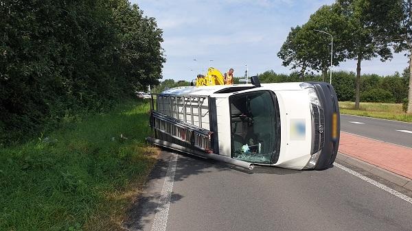 Busje schuift 100 meter over de weg na botsing met auto