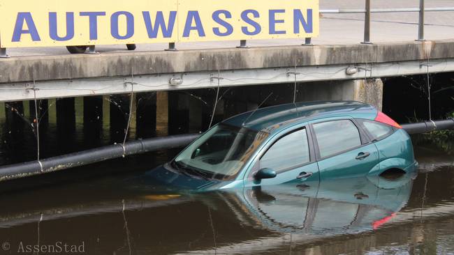 Auto belandt in het water (Video)