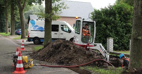 Straat in Klazienaveen tijd zonder water door kapotte leiding 