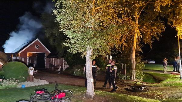 Uitslaande brand verwoest schuur bij woning (video)