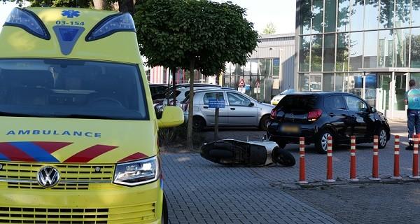 Twee gewonden na ongeval tussen scooter en auto (video)