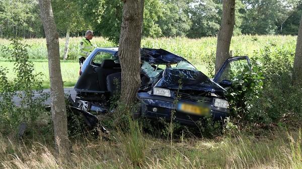 Traumahelikopter ingezet nadat auto met twee personen tegen boom botst (video)