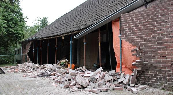 Zijgevel van woning stort in (video)