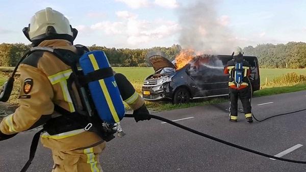 Busje vliegt in brand tijdens het rijden (video)