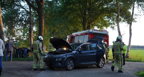 Auto op de zijkant in de greppel na botsing (video)