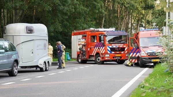 Brandweer ingezet voor omgevallen paard in trailer langs A28 (video)