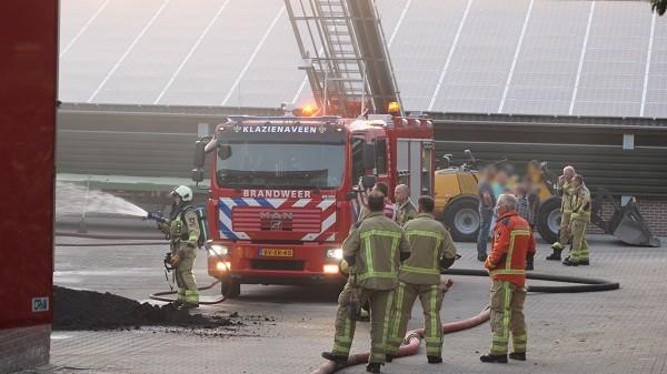 Broei in mest houdt brandweer uren bezig (video)