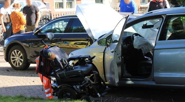 Automobilist ramt geparkeerde auto en man in rolstoel: twee gewonden (video)